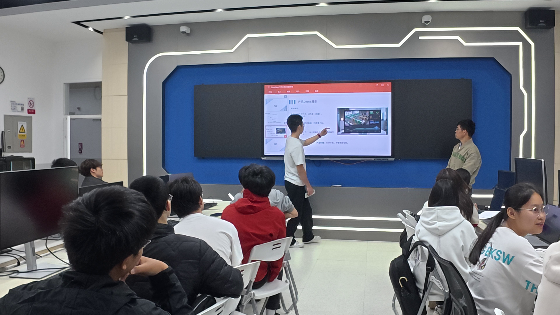 学生进行项目展示